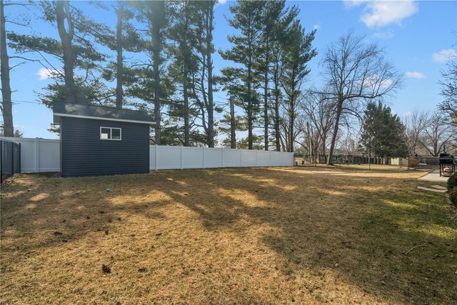 2385 Wolf Creek Trail, Hiawatha, IA 52233