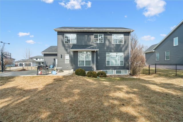 2385 Wolf Creek Trail, Hiawatha, IA 52233