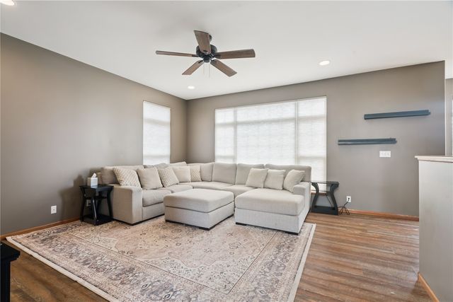 2385 Wolf Creek Trail, Hiawatha, IA 52233