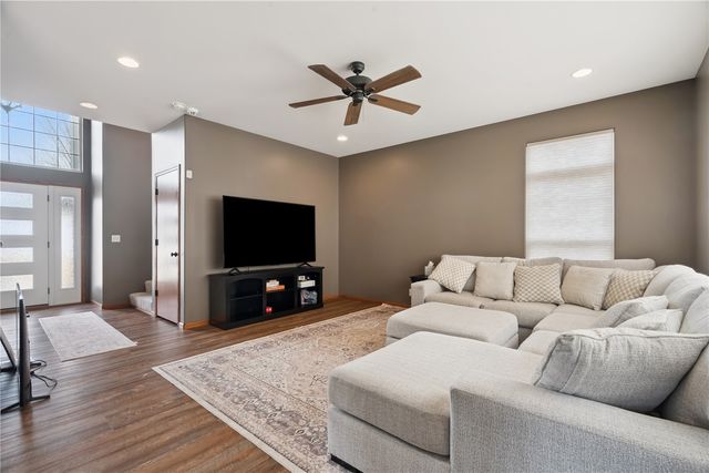 2385 Wolf Creek Trail, Hiawatha, IA 52233