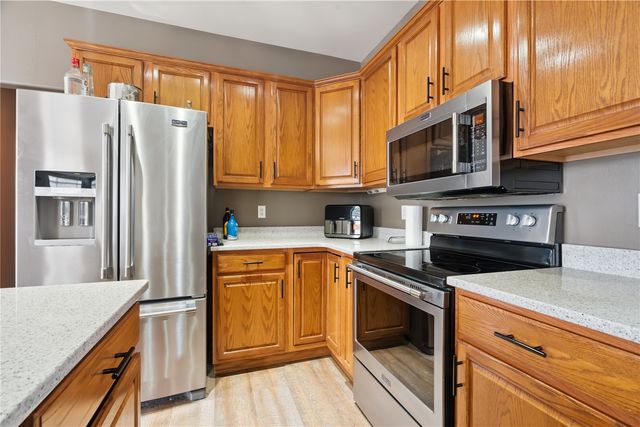 2385 Wolf Creek Trail, Hiawatha, IA 52233