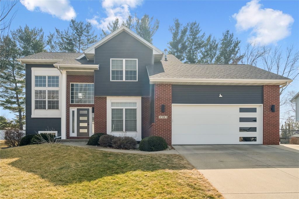 2385 Wolf Creek Trail, Hiawatha, IA 52233