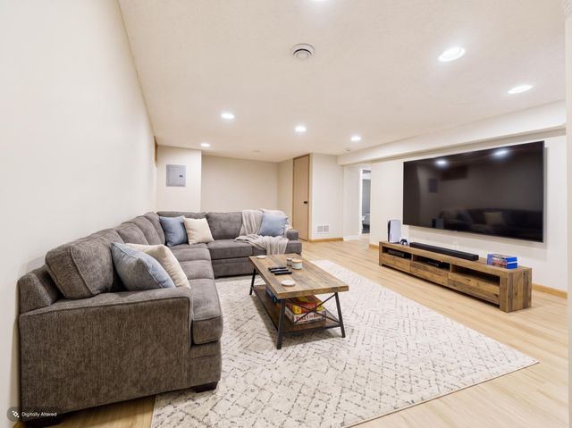 1887 Malvern Street, Lauderdale, MN 55113
