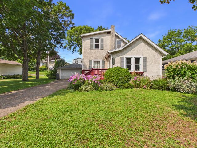 1887 Malvern Street, Lauderdale, MN 55113