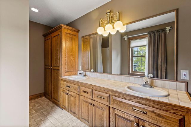 1001 Windcrest Drive SE, New Prague, MN 56071