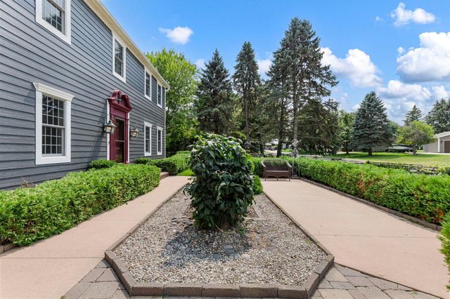 1001 Windcrest Drive SE, New Prague, MN 56071