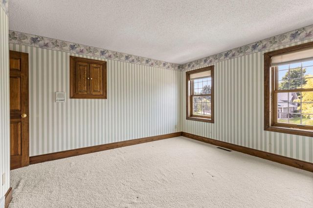 1001 Windcrest Drive SE, New Prague, MN 56071