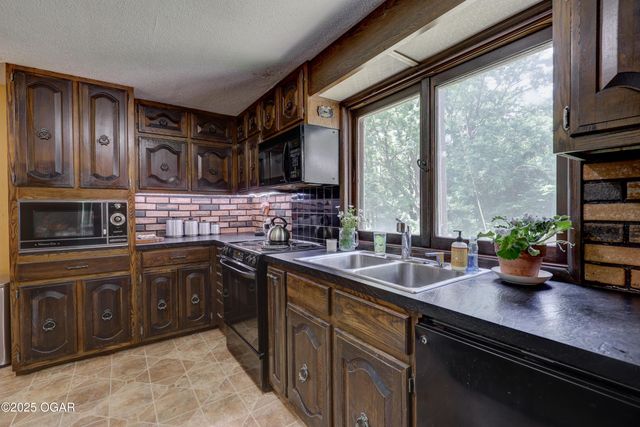 11186 and 11110 Mulberry Road, Neosho, MO 64850