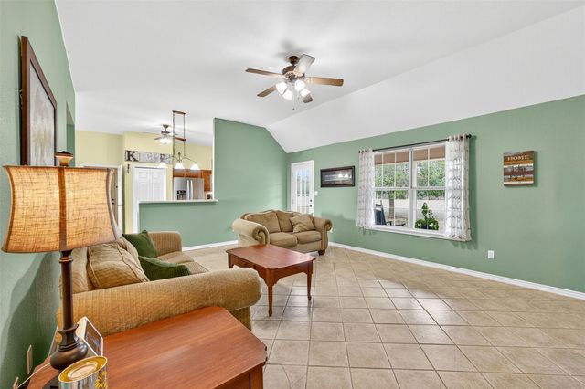 175 Creekwood DR, Gonzales, TX 78629