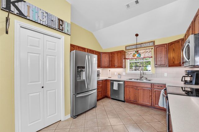 175 Creekwood DR, Gonzales, TX 78629