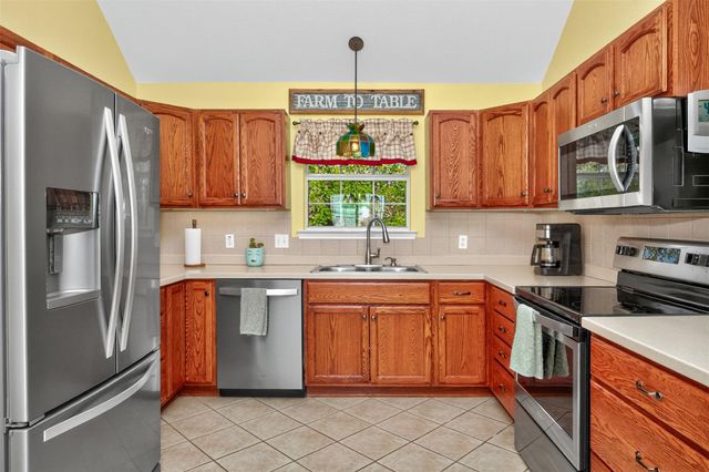 175 Creekwood DR, Gonzales, TX 78629