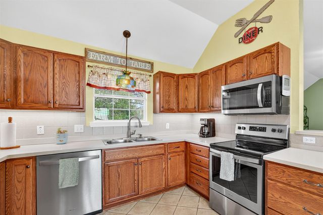 175 Creekwood DR, Gonzales, TX 78629