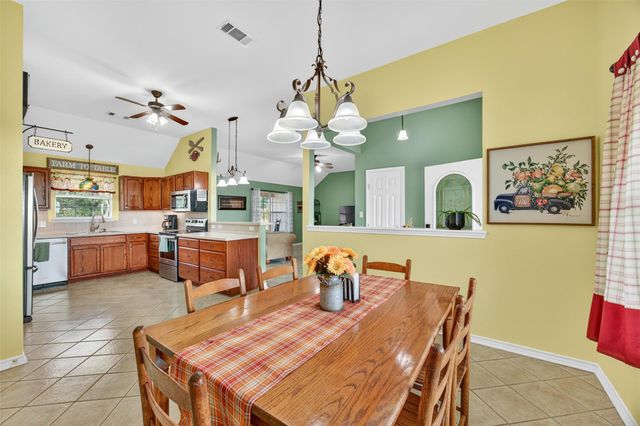 175 Creekwood DR, Gonzales, TX 78629