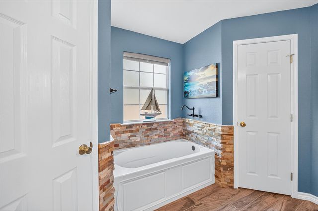 175 Creekwood DR, Gonzales, TX 78629