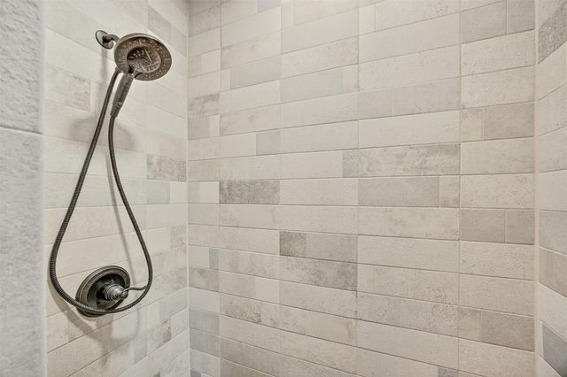 175 Creekwood DR, Gonzales, TX 78629