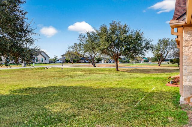 175 Creekwood DR, Gonzales, TX 78629