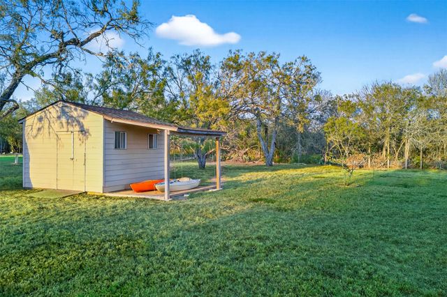 175 Creekwood DR, Gonzales, TX 78629