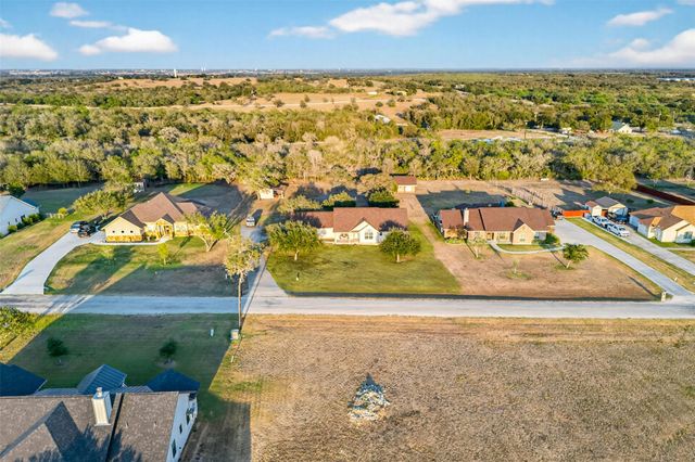 175 Creekwood DR, Gonzales, TX 78629