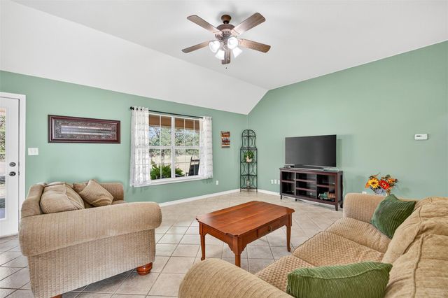 175 Creekwood DR, Gonzales, TX 78629