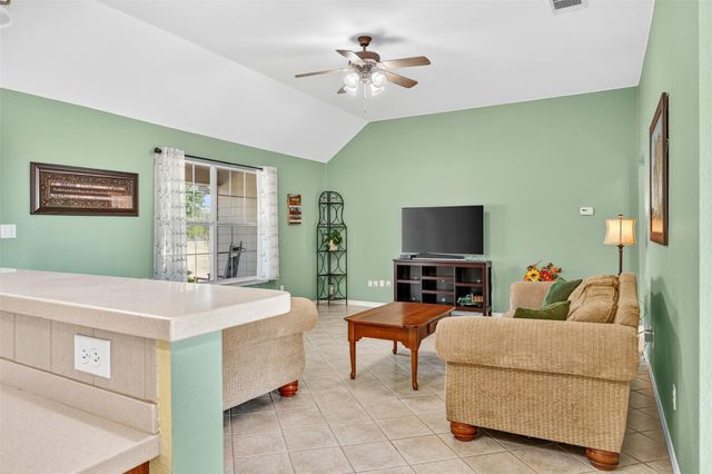 175 Creekwood DR, Gonzales, TX 78629