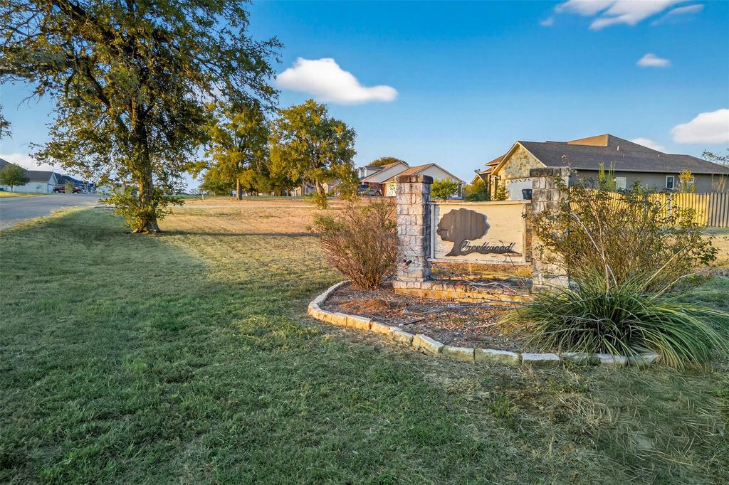175 Creekwood DR, Gonzales, TX 78629