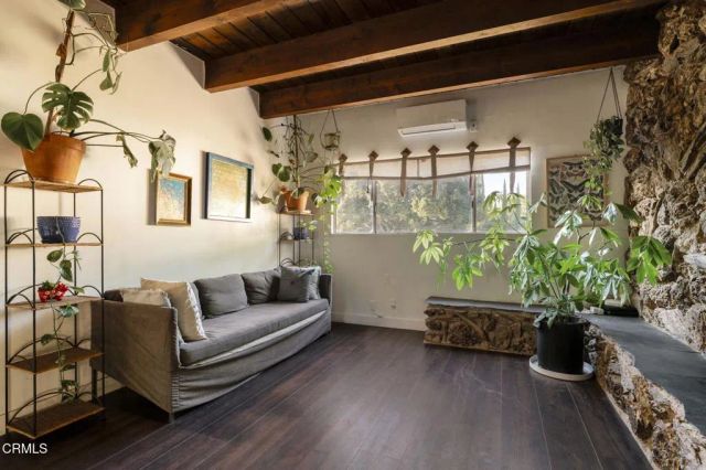 9900 Sunland Boulevard, Los Angeles, CA 91040