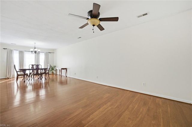 302 Bridge XING, Yorktown, VA 23692