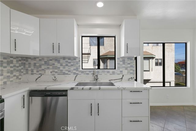 7550 Zombar 11, Van Nuys, CA 91406