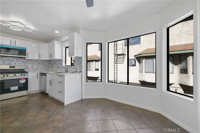 7550 Zombar 11, Van Nuys, CA 91406