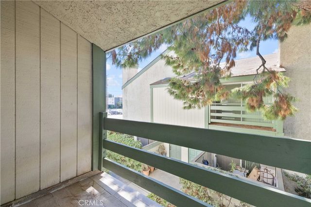 7550 Zombar 11, Van Nuys, CA 91406