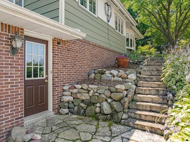 295 Hartford ROAD, Slinger, WI 53086