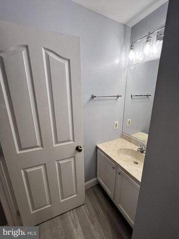 1104 WATERS EDGE DR, Newark, DE 19702