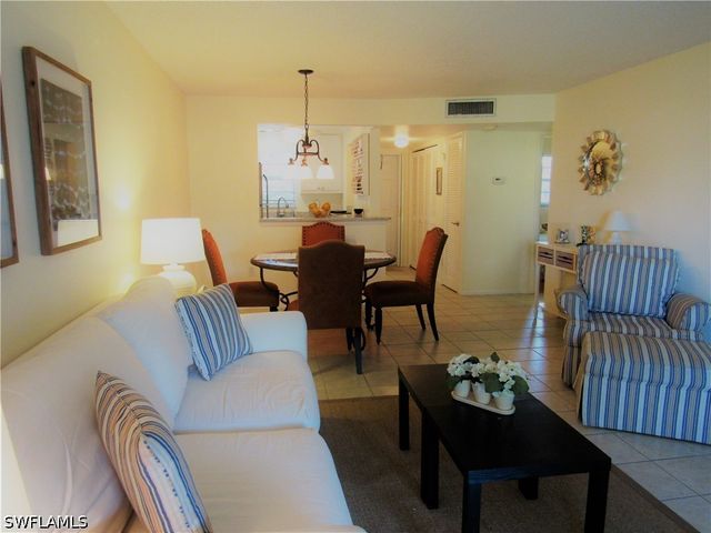 100 Forest Lakes BLVD 109, Naples, FL 34105
