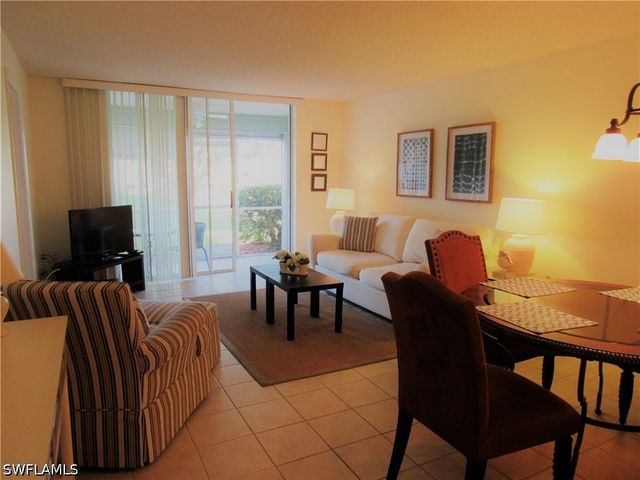 100 Forest Lakes BLVD 109, Naples, FL 34105