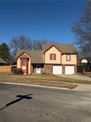 412 Deerfield Court, Lee's Summit, MO 64086