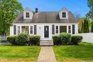 13 Munroe Ave, Woburn, MA 01801