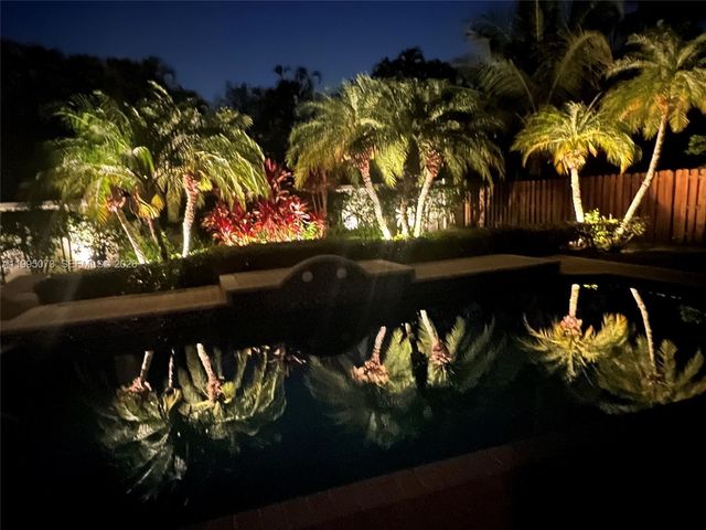 11021 NW 7th St, Plantation, FL 33324