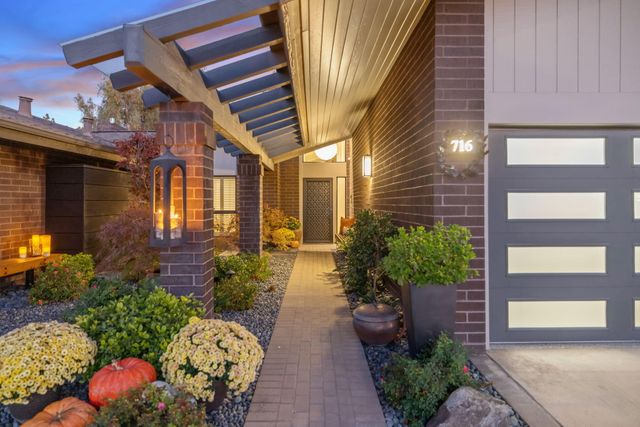 716 N Silvervale Drive, Visalia, CA 93291