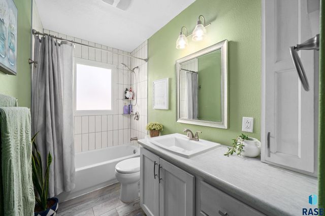 709 S Annway Dr Drive, Sioux Falls, SD 57103