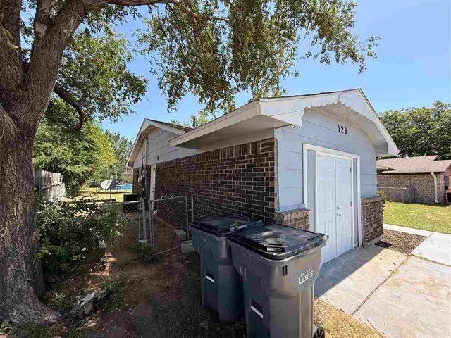 128 NE English St, Lawton, OK 73507