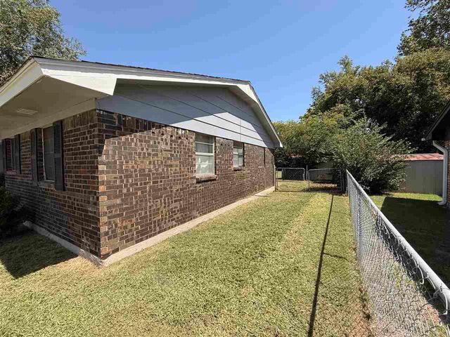 128 NE English St, Lawton, OK 73507