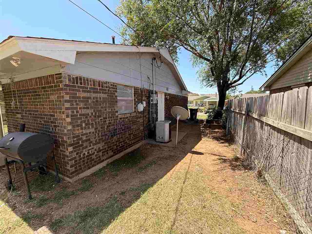 128 NE English St, Lawton, OK 73507