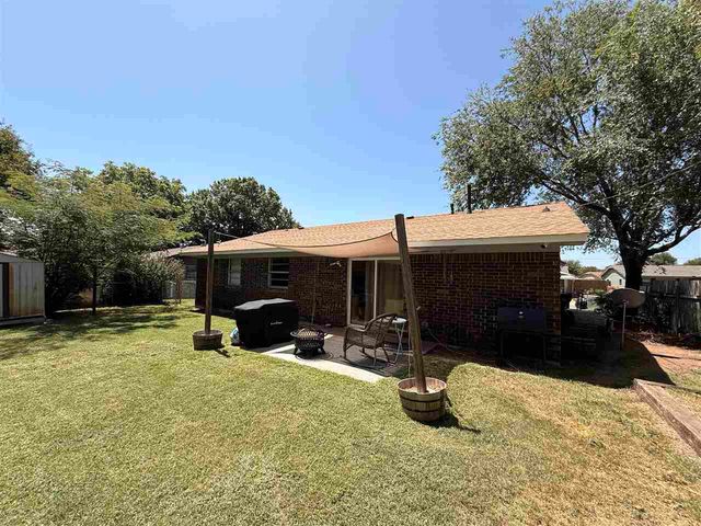 128 NE English St, Lawton, OK 73507