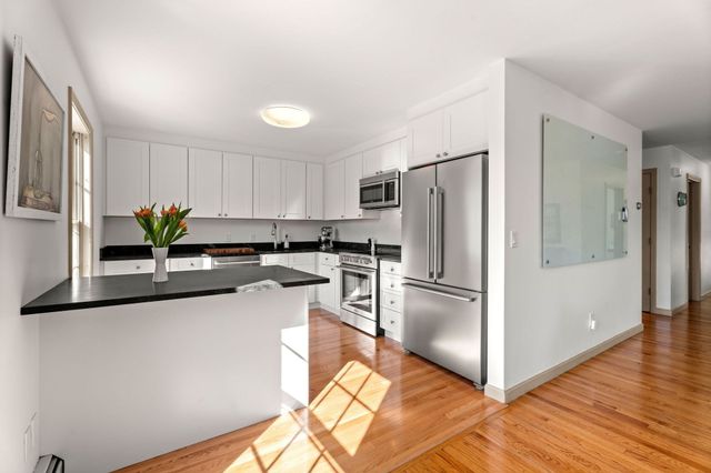 28 Elm Street 2, Manchester, MA 01944