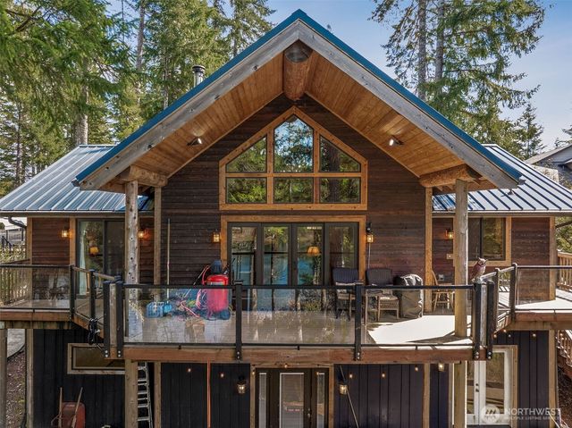 390 E Emerald Lake Drive E, Grapeview, WA 98546