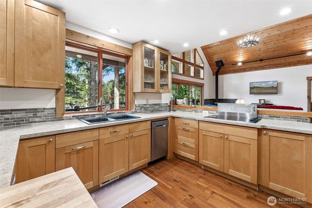 390 E Emerald Lake Drive E, Grapeview, WA 98546