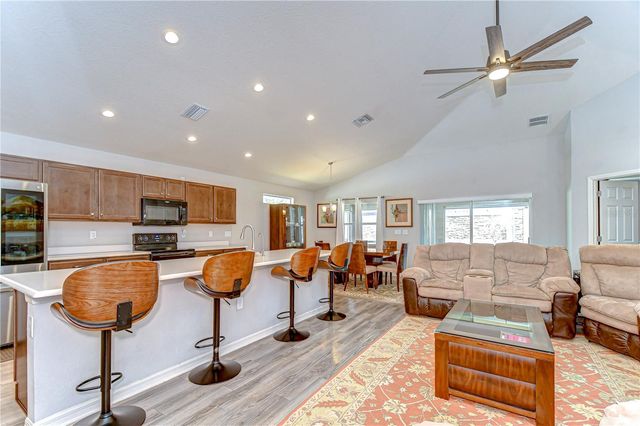6731 CASTLE GREEN PLACE, Zephyrhills, FL 33541