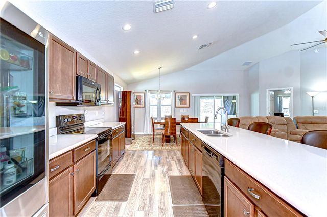 6731 CASTLE GREEN PLACE, Zephyrhills, FL 33541
