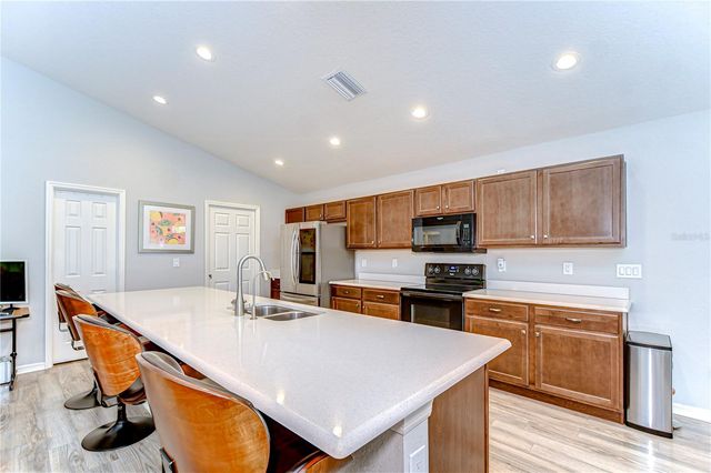 6731 CASTLE GREEN PLACE, Zephyrhills, FL 33541