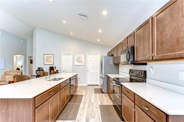 6731 CASTLE GREEN PLACE, Zephyrhills, FL 33541